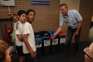 Wethouder-de-Jong-opent-met-kinderen-van-de-Savioschool-het-milileuplein