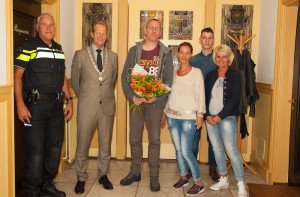 burgemeester Van Erk bedankt redders meisjes