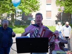 200506-serenade-voor-75-jarige-Aad-van-Schaik-Tonny-110