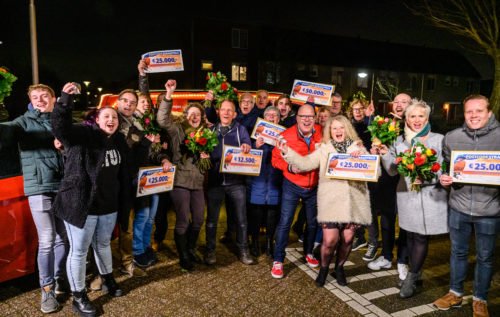 Gaston met winnaars van de PostcodeStraatprijs in Hillegom