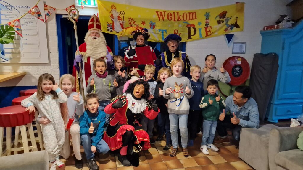 Sinterklaas bezoekt Stationshof